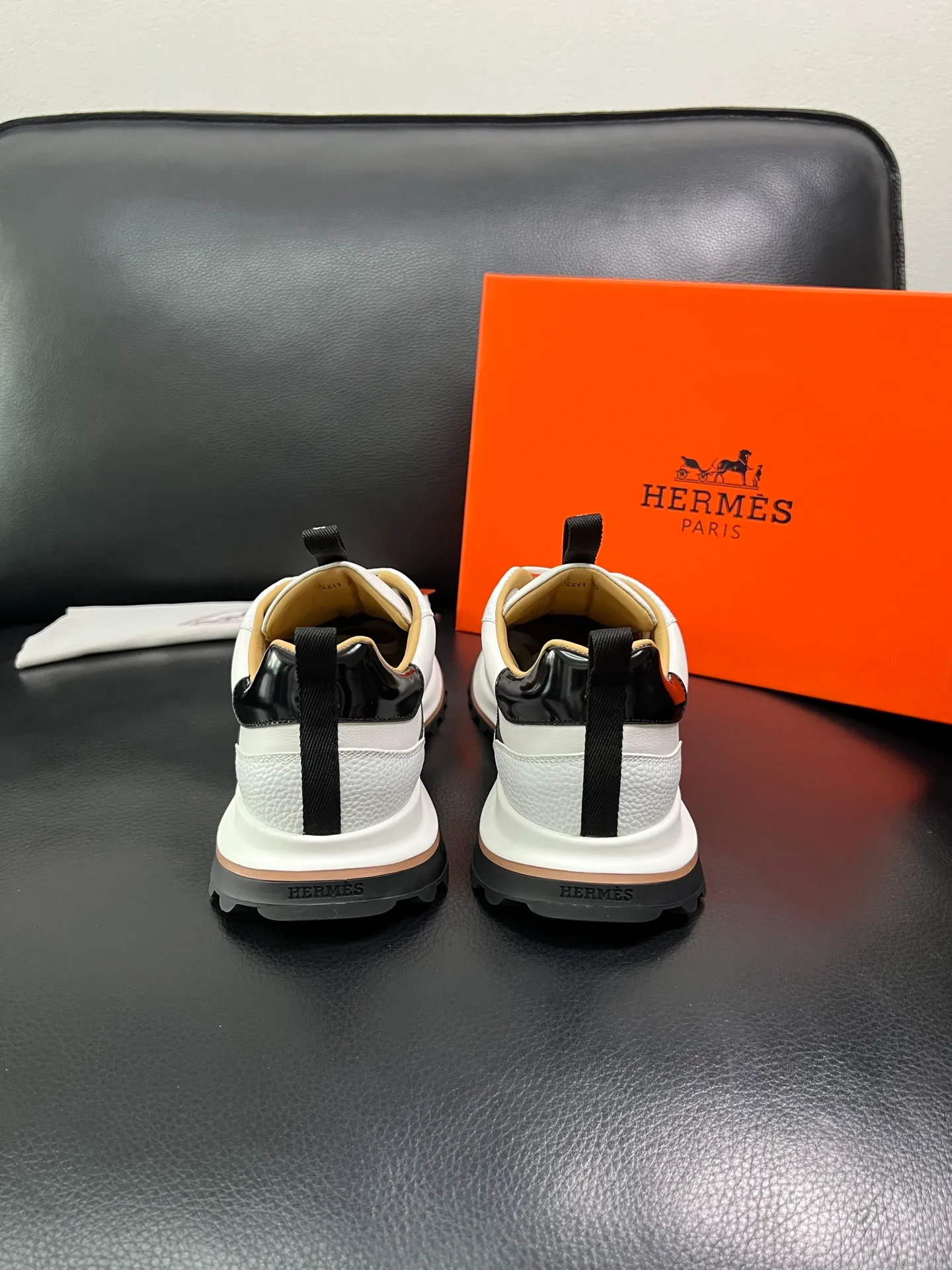 Men's shoes 💰800 Hermes top purchasing Hermes counters are on sale simultaneously with original factory configuration, original cowhide fabrics imported from Italy, high-quality splicing technology, fully imported water-dyed cowhide linings, soles: original soles specially provided by the factory are super comfortable, the original factory follows the order and high quality, you can enter and exit the counter at will, welcome to compare at the counter, code number 39-44 (customized 38 45) 85863